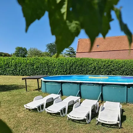 Grand Avec Tennis Et Piscine Holiday home